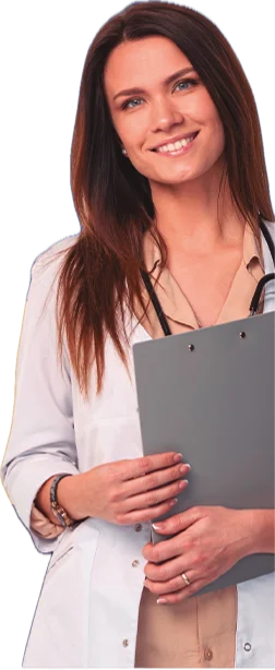Médica sorrindo, de jaleco, segurando uma prancheta