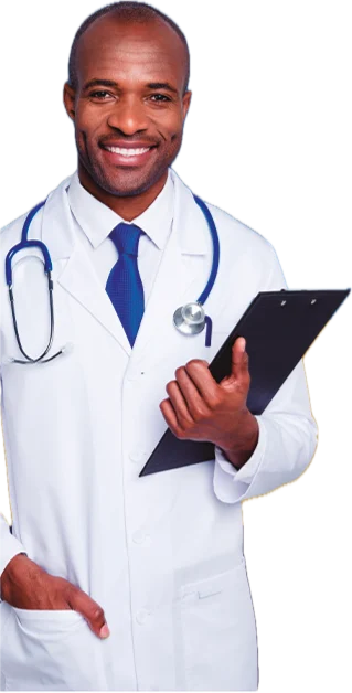 Médico sorrindo, de jaleco e estetoscópio, segurando uma prancheta